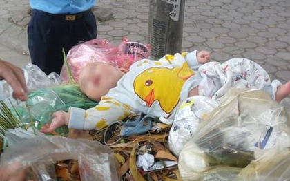 Hà Nội: Bé trai kháu khỉnh bị người thân "bỏ quên" trên thùng rác giữa phố
