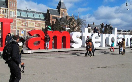 Biểu tượng nổi tiếng “I amsterdam” của thủ đô Hà Lan bị dỡ bỏ cho du khách đỡ phải chụp ảnh