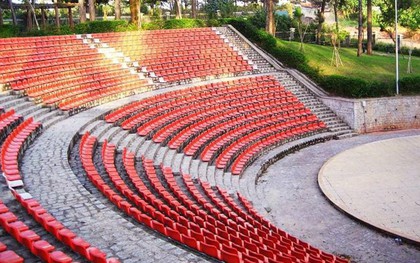 Hàng ghế trắng triệu góc sống ảo ở Đà Lạt đã được sơn đỏ hết rồi ư?