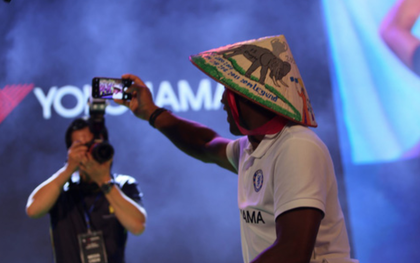 Huyền thoại Didier Drogba khiến fan thích thú với kiểu selfie cùng nón lá Việt Nam