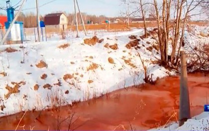 Con sông chuyển màu đỏ rực suốt cả tuần, các chuyên gia vẫn đau đầu chưa tìm ra lời giải