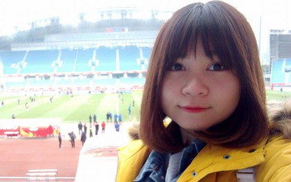 Đã tìm ra nữ CĐV cuồng nhiệt nhất của U23 Việt Nam khi liên tục gào tên Hồng Duy Pinky: “Em ơi, bán son cho chị!"