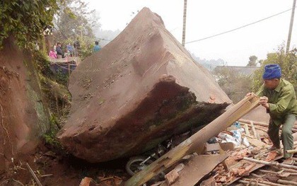 Hòn đá khổng lồ rơi trúng nóc nhà dân lúc nửa đêm, 5 người thoát nạn