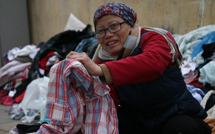 Nhiều người nghèo vui mừng khi kiếm được bộ quần áo miễn phí để diện Tết trên phố Hà Nội