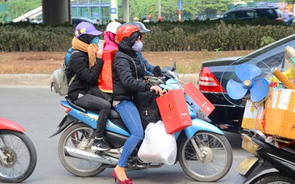 Hà Nội: Kết thúc ngày làm việc cuối cùng trong năm, người dân lỉnh kỉnh đồ đạc về quê ăn Tết