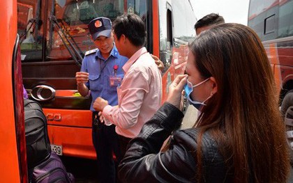 Nữ hành khách bị móc mất tiền và toàn bộ giấy tờ khi chờ xe về Tết