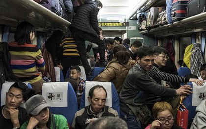 24h qua ảnh: Cảnh chen chúc nghẹt thở trên tàu Tết ở Trung Quốc