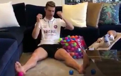Ronaldo vừa trông con, vừa chơi ném bóng trước thềm đại chiến PSG
