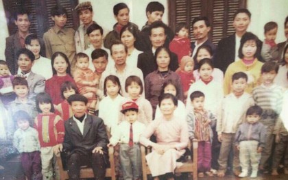 Tết phong cách "reply 1990": Cả đại gia đình xếp hàng chụp ảnh nghiêm túc như... kỷ yếu!