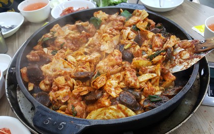 Câu chuyện đằng sau món lườn gà xào cay Dakgalbi, món ăn hấp dẫn nhất ở Chuncheon (Hàn Quốc)