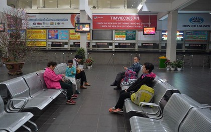 2 chuyến xe cuối cùng vừa rời khỏi bến xe Giáp Bát, đưa hành khách về với gia đình đón Giao thừa năm 2018