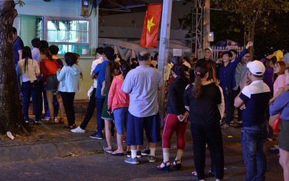 Hàng dài người dân "rồng rắn" trước cửa nhà vệ sinh công cộng tại bến Bạch Đằng chờ xem pháo hoa Giao thừa 2018