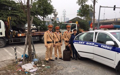 Không bắt được xe, người phụ nữ được CSGT Hà Nội đưa về quê đón Tết