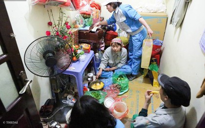 Bữa ăn tất niên vội vàng của công nhân môi trường 25 năm đón Giao thừa ở hồ Gươm