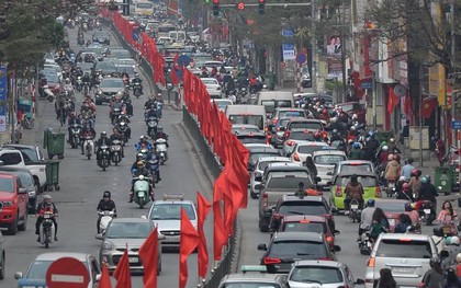 Chùm ảnh: Sau buổi sáng mưa phùn và yên ả, Hà Nội lại trở nên đông đúc như ngày thường