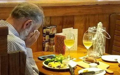 Nghẹn ngào bức ảnh người đàn ông bật khóc bên bàn tiệc Valentine, đối diện là bình tro cốt của người vợ quá cố