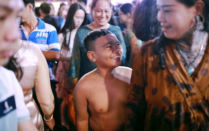 Sài Gòn tối mùng 1 Tết: Trẻ em thích thú cởi áo, nhảy vào đài phun nước đường hoa Nguyễn Huệ để nô đùa