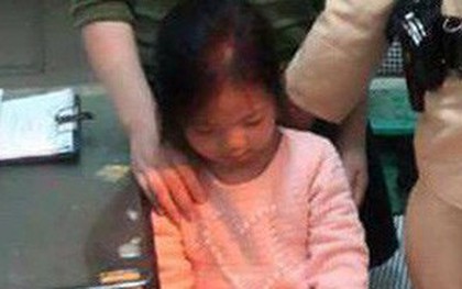 CSGT tìm người thân cho bé gái 5 tuổi đi lạc ngày mùng 1 Tết