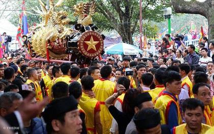 Chùm ảnh: 2 tiếng rước quả pháo dài 6 mét về làng Đồng Kỵ, mở màn mùa lễ hội đầu năm mới