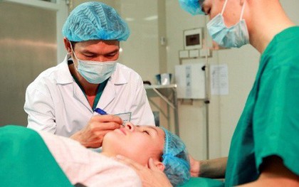 TP.HCM: Đi treo chân mày bằng chỉ để “bớt già”, người phụ nữ bị biến dạng mắt