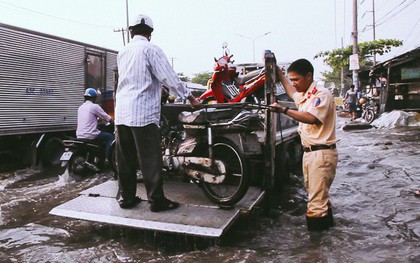 Hành động đẹp: CSGT điều xe công vụ chở dân qua khỏi điểm ngập triều cường ở Sài Gòn