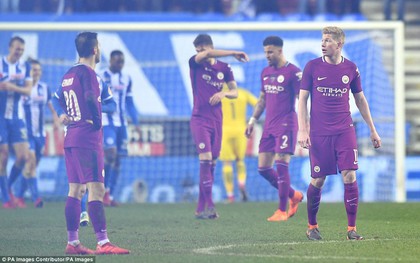 Chơi thiếu người, Man City bị đá văng khỏi FA Cup