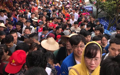 Clip: Dòng người đông nghịt, chen chúc đổ về chùa Hương dù chưa đến ngày khai hội