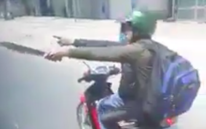 Hai thanh niên cầm hung khí chém xe khách trên quốc lộ 1