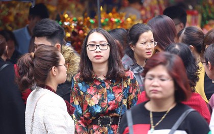 Hà Nội: Ngày làm việc đầu năm, dân công sở tranh thủ giờ nghỉ trưa để đi lễ chùa