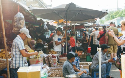 Chợ Lớn đóng cửa trùng tu, tiểu thương vật vã ở chợ tạm dưới cái nóng như "chảo lửa" ở Sài Gòn