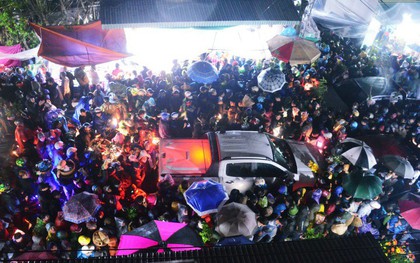 Đêm mùng 7 Tết, dòng người đội mưa nhích từng bước một vào chợ Viềng "mua may bán rủi"
