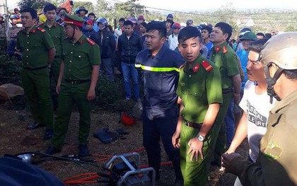 Hai vợ chồng nhốt con trong nhà hơn 1 tuần có biểu hiện tâm thần