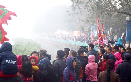 Chùm ảnh: Hàng ngàn người dân Hà Nội đội mưa đứng bên Hồ Tây cổ vũ Lễ hội bơi chải thuyền rồng