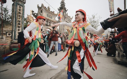 Về ngôi làng Hà Nội, tưng bừng đi xem những chàng trai giả gái trong Lễ hội "Đĩ đánh bồng" đầu năm