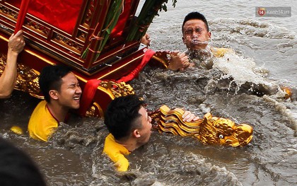 Độc đáo nghi thức trầm mình dưới nước lạnh rước kiệu Thánh ở Thái Bình