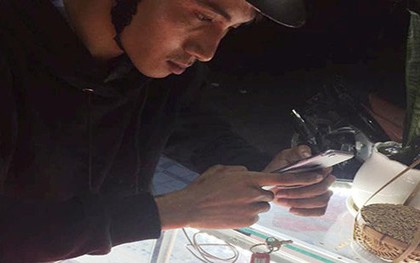 Vờ xem điện thoại rồi cướp luôn 2 chiếc iPhone