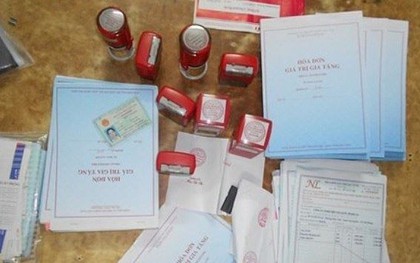 Chồng thụ án tù tội giết người, vợ ở ngoài đi buôn hóa đơn