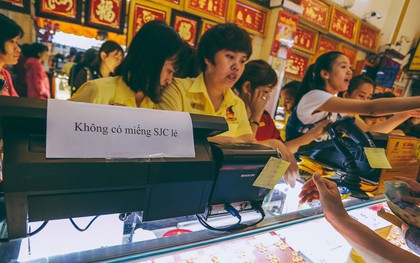 Người Sài Gòn đổ xô đi mua vàng ngày vía Thần tài, cửa hàng dán thông báo “hết vàng SJC”