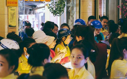 Chùm ảnh: Tiệm vàng ở Sài Gòn quá tải ngày Thần tài, nhân viên giao dịch với khách hàng từ bên ngoài