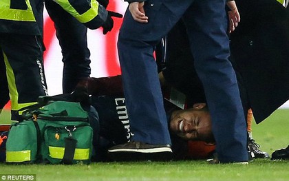 Neymar chấn thương nghiêm trọng, phải nằm cáng rời sân