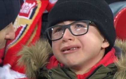 "Nhìn fan nhí khóc tức tưởi thế này, Arsenal có thấy hổ thẹn"