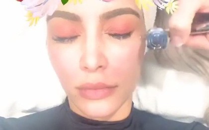Đi trị liệu laser nhưng Kim Kardashian vẫn giữ lớp trang điểm và đây là tư vấn của bác sĩ