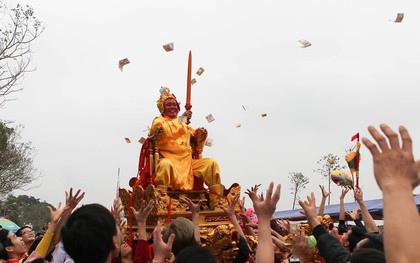 Lễ hội Đền Sái với nghi lễ rước vua, chúa thu hút hàng nghìn người tham gia xin tiền phát lộc