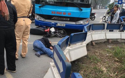Hà Nội: Người đàn ông điều khiển xe máy đi ngược chiều tông thẳng vào xe buýt, phải nhập viện cấp cứu