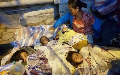 Cộng đồng chung tay giúp đỡ người mẹ nghèo ôm 4 con nhỏ ra Hà Nội xin quần áo
