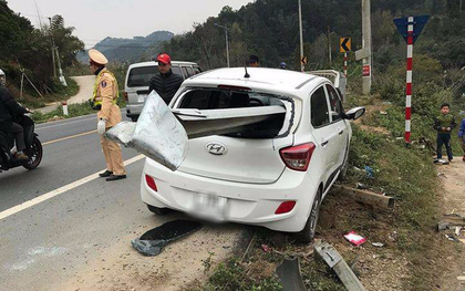 Lạng Sơn: Xe con bị thanh chắn đường đâm xuyên từ trước ra sau