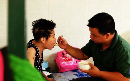 Vì tình yêu, người đàn ông tự tay chăm sóc "vợ hờ" mang bệnh hiểm nghèo chảy máu vùng kín, thương con vợ như con mình