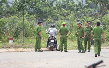 Người xe ôm tử vong trên bãi cỏ với nhiều vết đâm