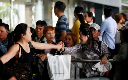 Báo Trung Quốc: Sân bay Việt Nam đông đúc khi kiều bào về quê ăn tết trong niềm vui chào đón của người thân