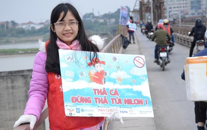 Hà Nội: Nhóm sinh viên chịu lạnh đứng trên cầu Long Biên vận động mọi người "thả cá không thả rác"
